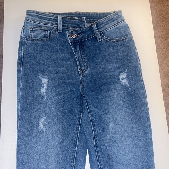 SHEIN Denim - Asymmetrical button jeans and flare cut out bottom with rips 💙